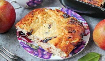 Творожная запеканка с черносливом и яблоками