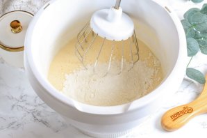Творожный пирог на сковороде с яблоками