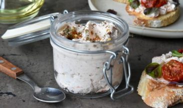 Творожный сыр с вялеными томатами