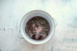 Вино из листьев вишни и черноплодной рябины