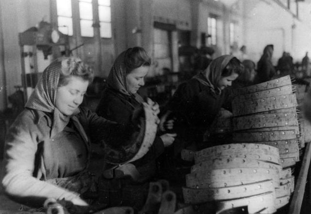 Советские остарбайтеры на автомобильном заводе под Берлином