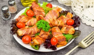 Закуска из куриного филе в беконе