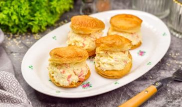 Закуска «Ракушки» из слоёного теста с крабовыми палочками