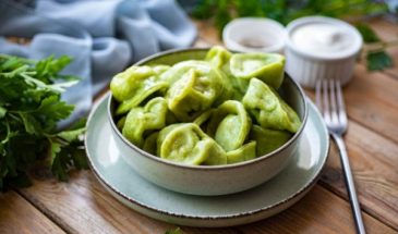 Зелёные пельмени со шпинатом