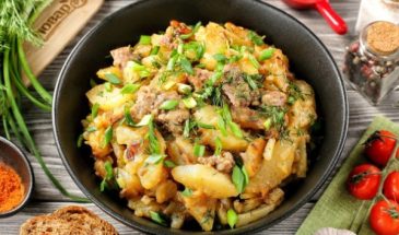 Жареная картошка с тушёнкой на сковороде