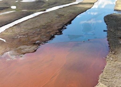 Нефтяные пятна в реке. Штраф предприятию за сброс