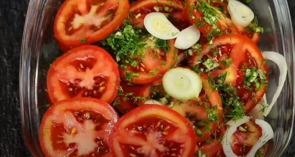 Просто нарезаю помидоры кружочками. Рецепт быстрого и вкусного салата: буду готовить всё лето